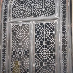 درب و پنجره و محراب مسجدی شمسه در قم 8